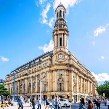 Royal Exchange to wspaniały budynek klasy II, który dawniej służył jako serce światowego handlu bawełną, a obecnie mieści innowacyjny Royal Exchange Theatre w swojej strzelistej Wielkiej Sali.