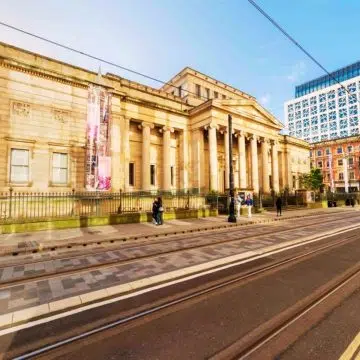 Galeria Sztuki w Manchesterze to najważniejszy punkt kulturalny mieszczący się w oszałamiającym budynku w stylu greckiego odrodzenia, prezentujący wyjątkową kolekcję arcydzieł prerafaelitów i sztuki dekoracyjnej.