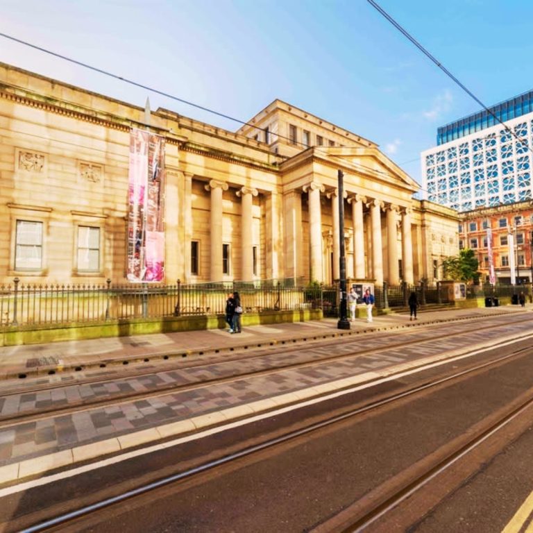 Zabawa w poszukiwanie skarbów w Manchesterze i samodzielna wycieczka nr 3 Galeria Sztuki w Manchesterze to najważniejszy punkt kulturalny mieszczący się w oszałamiającym budynku w stylu greckiego odrodzenia, prezentujący wyjątkową kolekcję arcydzieł prerafaelitów i sztuki dekoracyjnej.
