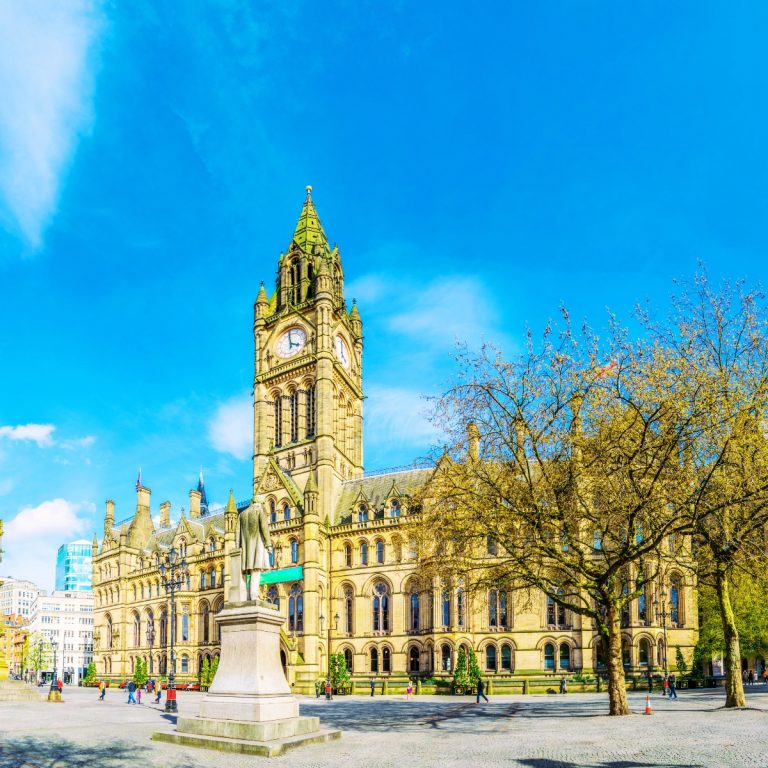 Zabawa w poszukiwanie skarbów w Manchesterze i wycieczka z przewodnikiem 2 Ratusz w Manchesterze to wiktoriańskie gotyckie arcydzieło zaprojektowane przez Alfreda Waterhouse'a, stojące jako wielki symbol przemysłowego bogactwa miasta i miejskiej dumy na Albert Square.