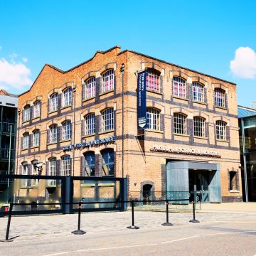 Muzeum Nauki i Przemysłu to fascynujący hołd dla dziedzictwa Manchesteru jako pierwszego na świecie miasta przemysłowego, mieszczącego się w zabytkowych budynkach najstarszej zachowanej pasażerskiej stacji kolejowej.