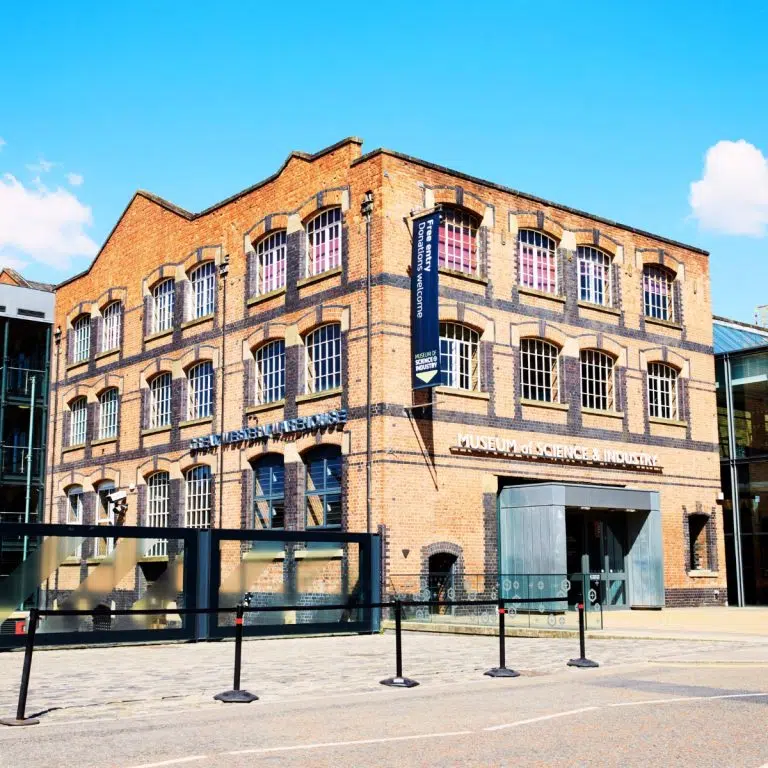 Zabawa w poszukiwanie skarbów w Manchesterze i wycieczka z przewodnikiem 6 Muzeum Nauki i Przemysłu to fascynujący hołd dla dziedzictwa Manchesteru jako pierwszego na świecie miasta przemysłowego, mieszczącego się w zabytkowych budynkach najstarszej zachowanej pasażerskiej stacji kolejowej.