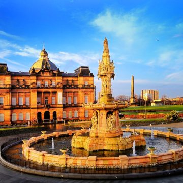 De Doulton Fontein is de grootste terracotta fontein ter wereld en staat als een prachtig monument met vijf niveaus in Glasgow Green. Het viert het Gouden Jubileum van Koningin Victoria en het diverse bereik van het voormalige Britse Rijk.