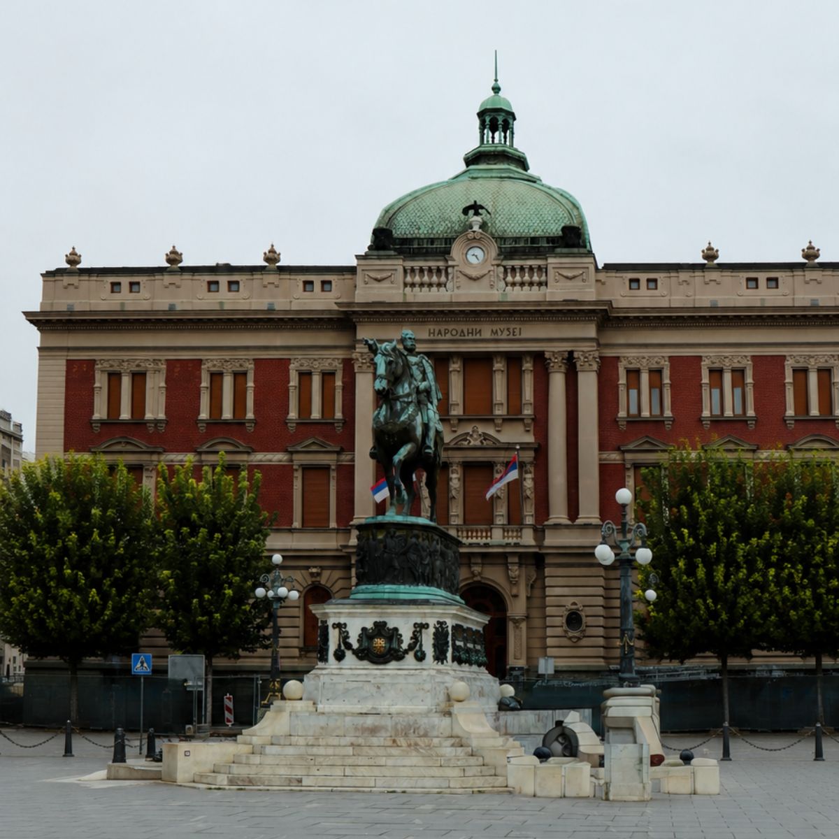 Caccia al tesoro e tour autoguidato a Belgrado 4 Il Museo Nazionale è un maestoso punto di riferimento neorinascimentale dove un'imponente collezione di manufatti preistorici e dipinti d'autore crea un tesoro monumentale del patrimonio serbo e mondiale.