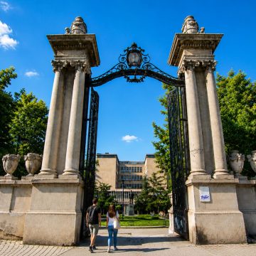 Il Parco Studentski è un maestoso punto di riferimento accademico dove un'imponente collezione di statue in stile classico e una storica piazza accademica creano una monumentale oasi verde nel cuore di Belgrado.