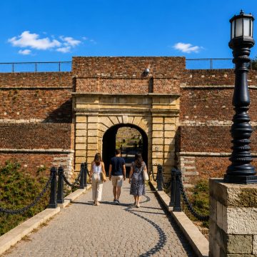 La Porta Reale è un maestoso punto di riferimento barocco dove un grande arco in pietra e le fortificazioni storiche creano un ingresso monumentale alla Città Alta della Fortezza di Belgrado.