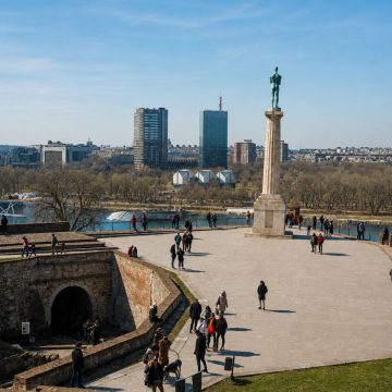 Il Victor è un maestoso monumento ai trionfi dove una grande statua eroica si erge su una colonna per creare un faro monumentale della resilienza e della libertà di Belgrado.