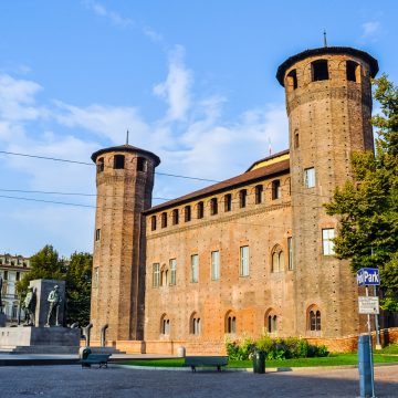 Palazzo Madama to fascynująca hybryda architektoniczna z surowym średniowiecznym zamkiem z tyłu, który ostro kontrastuje z elegancką barokową fasadą frontową.