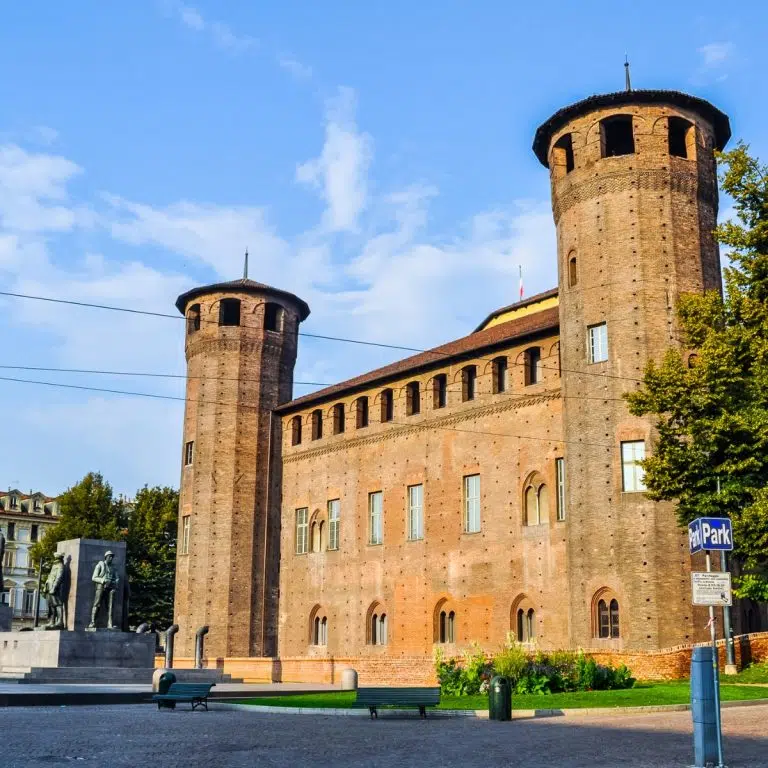 Zabawa w poszukiwanie skarbów w Turynie i wycieczka z przewodnikiem 5 Palazzo Madama to fascynująca hybryda architektoniczna z surowym średniowiecznym zamkiem z tyłu, który ostro kontrastuje z elegancką barokową fasadą frontową.