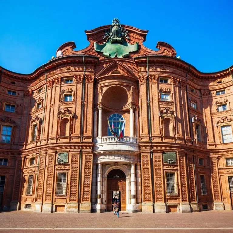 Zabawa w poszukiwanie skarbów w Turynie i wycieczka z przewodnikiem 3 Palazzo Carignano to oszałamiające barokowe arcydzieło z unikalną zakrzywioną ceglaną fasadą, która służyła jako miejsce narodzin pierwszego króla zjednoczonych Włoch.