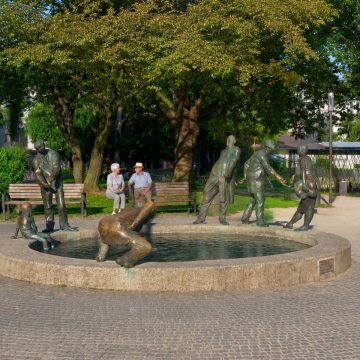 Known as the "Circulation of Money" fountain, the fascinating "Kreislauf des Geldes" Brunnen features whimsical bronze figures moving around a basin of warm thermal water to symbolize greed, power, and the endless flow of wealth.