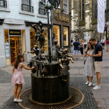 A favorite among children and adults alike, the delightful Puppenbrunnen, Aachen - Bonifatius Stirnberg features whimsical, interactive bronze figures with movable joints that playfully represent the history, culture, and traditional characters of Aachen.