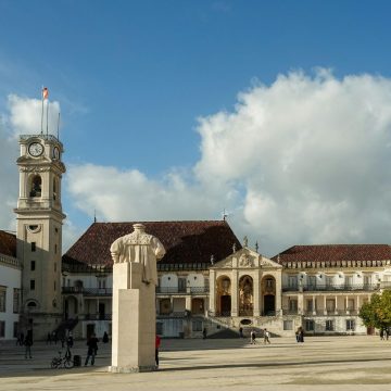 Το Πανεπιστήμιο της Κοΐμπρα είναι ένα μεγαλοπρεπές ακαδημαϊκό ορόσημο, όπου μια μεγάλη μπαρόκ βιβλιοθήκη και μια ιστορική αυλή στην κορυφή του λόφου δημιουργούν έναν μνημειώδη φάρο γνώσης με θέα τον ποταμό Mondego.