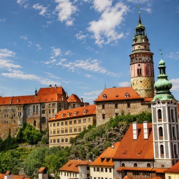 La tour du château de Český Krumlov est un monument Renaissance aux couleurs vives qui offre, depuis sa plate-forme d'observation, une vue panoramique imprenable sur la ville historique et la Vltava.