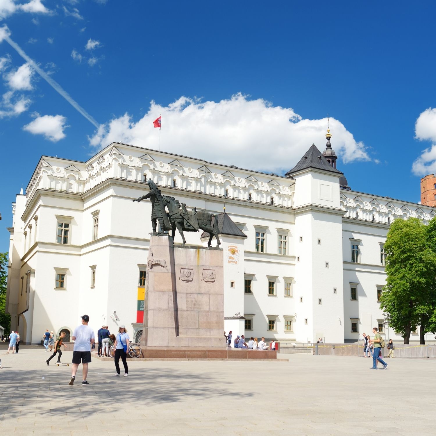 Caccia al tesoro e tour autoguidato a Vilnius 4 Meticulously reconstructed over authentic medieval ruins below Castle Hill, this Renaissance residence highlights centuries of royal diplomacy and the political zenith of the Polish–Lithuanian Commonwealth.