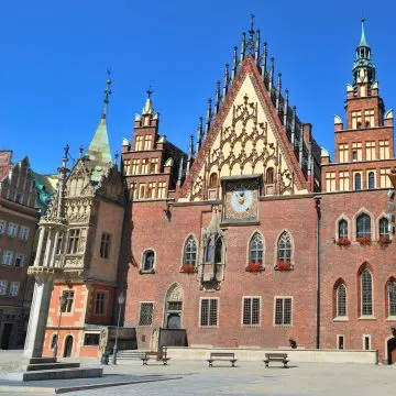 Housed within the ornate Gothic halls of Wrocław’s Old Town Hall on the Market Square, the Muzeum Sztuki Mieszczańskiej showcases opulent civic treasures, historic silverware, and centuries of wealthy burgher heritage waiting to be uncovered.