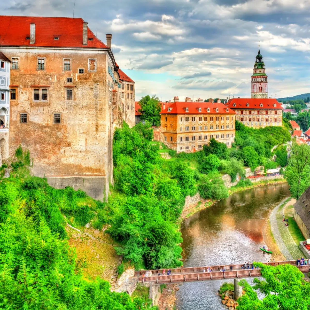 Schnitzeljagd und Stadtrundgang auf eigene Faust in Český Krumlov 5 Der Schlosskomplex von Český Krumlov ist eine gewaltige mittelalterliche Festung über der Moldau, die eine Mischung aus Gotik, Renaissance und Barock aufweist.