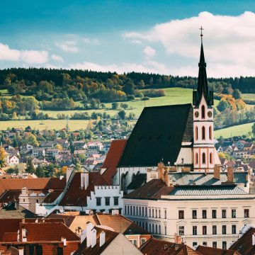 Die St.-Veits-Kirche ist ein majestätisches gotisches Wahrzeichen, dessen schlanker Turm sich über die Moldau erhebt und die Skyline dieser mittelalterlichen Stadt bestimmt.