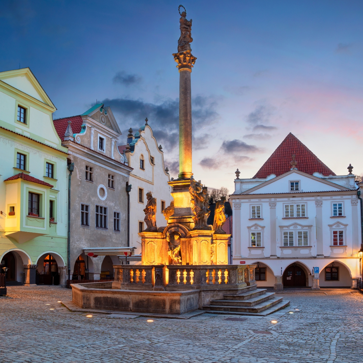 Schnitzeljagd und selbstgeführte Tour durch Český Krumlov 3 Die Pestsäule und der Pestbrunnen sind ein Meisterwerk barocker Kunst, das als Denkmal für die Opfer der Pest und zu Ehren der Jungfrau Maria errichtet wurde.