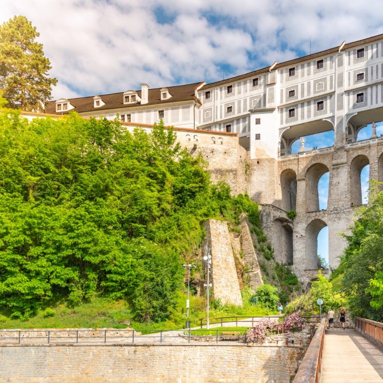 Juego de pistas y visita autoguiada por Český Krumlov 2 El Puente del Manto es un espectacular puente de piedra de varios pisos que conecta los patios del castillo con el teatro y los jardines, ofreciendo unas vistas impresionantes de Český Krumlov.