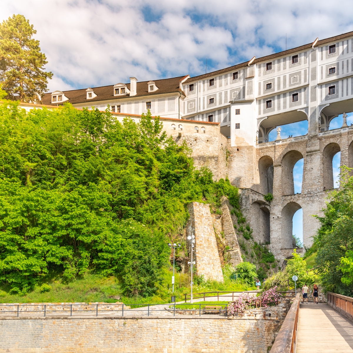 Schnitzeljagd und selbstgeführte Tour durch Český Krumlov 2 Die Mantelbrücke ist eine spektakuläre mehrstöckige Steinbrücke, die die Schlosshöfe mit dem Theater und den Gärten verbindet und einen atemberaubenden Blick über Český Krumlov bietet.