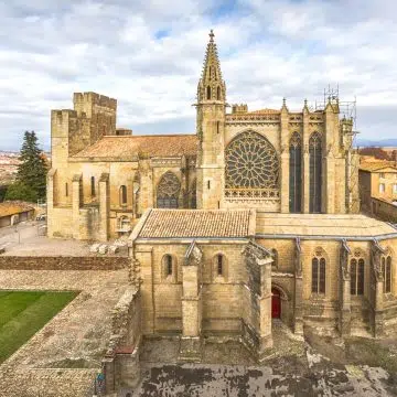 De Basiliek van de Heiligen Nazarius en Celsus is een nationaal monument in Carcassonne, beroemd om zijn prachtige mix van romaanse en gotische architectuur en de levendige 13e-eeuwse gebrandschilderde ramen.
