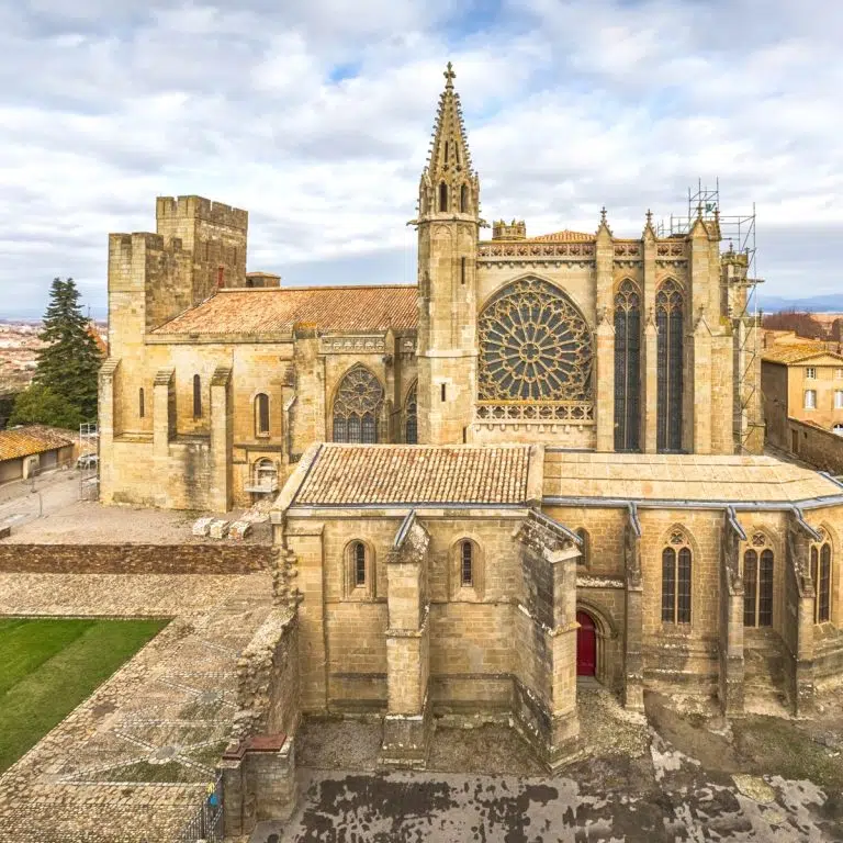 Speurtocht en rondleiding op eigen houtje in Carcassonne 4 De Basiliek van de Heiligen Nazarius en Celsus is een nationaal monument in Carcassonne, beroemd om zijn prachtige mix van romaanse en gotische architectuur en de levendige 13e-eeuwse gebrandschilderde ramen.