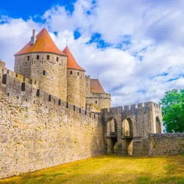 Het Château et Remparts de la Cité de Carcassonne is een prachtig UNESCO Werelderfgoed met een massief dubbelwandig fortificatiesysteem en 52 stenen torens die het hart van de middeleeuwse stad beschermen.