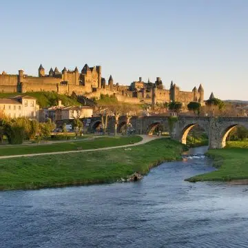 De Cité de Carcassonne is een adembenemend middeleeuws ensemble van massieve dubbele muren en torens dat bezoekers terugvoert naar de Middeleeuwen.