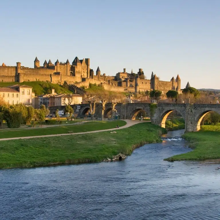 Speurtocht en rondleiding op eigen houtje in Carcassonne 5 De Cité de Carcassonne is een adembenemend middeleeuws ensemble van massieve dubbele muren en torens dat bezoekers terugvoert naar de Middeleeuwen.