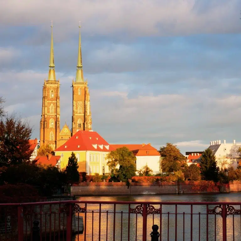 Speurtocht en rondleiding op eigen houtje in Wrocław 3 De kathedraal van St. Johannes de Doper is een majestueus gotisch monument dat wordt gekenmerkt door zijn iconische twee torenspitsen die de skyline van Ostrów Tumski domineren. Als eerste bakstenen gebouw in Polen herbergt het een prachtige collectie zilveren altaarstukken en biedt het een panoramisch uitzicht over de rivier de Oder vanaf het observatiedek.