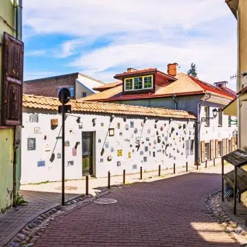 Η οδός Literatų είναι ένα γοητευτικό, στενό δρομάκι που φημίζεται για την υπαίθρια γκαλερί με πάνω από διακόσιες καλλιτεχνικές πλάκες αφιερωμένες σε διάσημους Λιθουανούς και διεθνείς συγγραφείς.