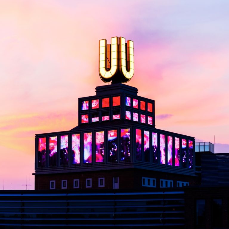 Caça ao tesouro e visita autoguiada a Dortmund 5 A U-Tower de Dortmund é uma antiga fábrica de cerveja reimaginada como um centro cultural vibrante e um marco icónico da transformação artística da cidade.