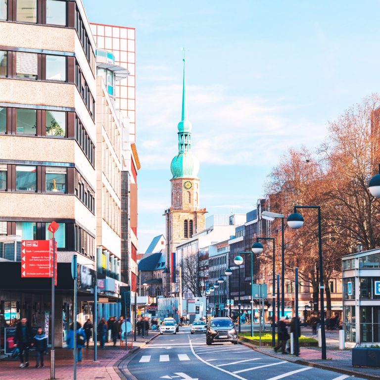 Caça ao tesouro e visita autoguiada a Dortmund 3 A Igreja de S. Reinoldi é o mais antigo santuário preservado da cidade, constituindo um marco espiritual com uma torre imponente que define o centro histórico de Dortmund.
