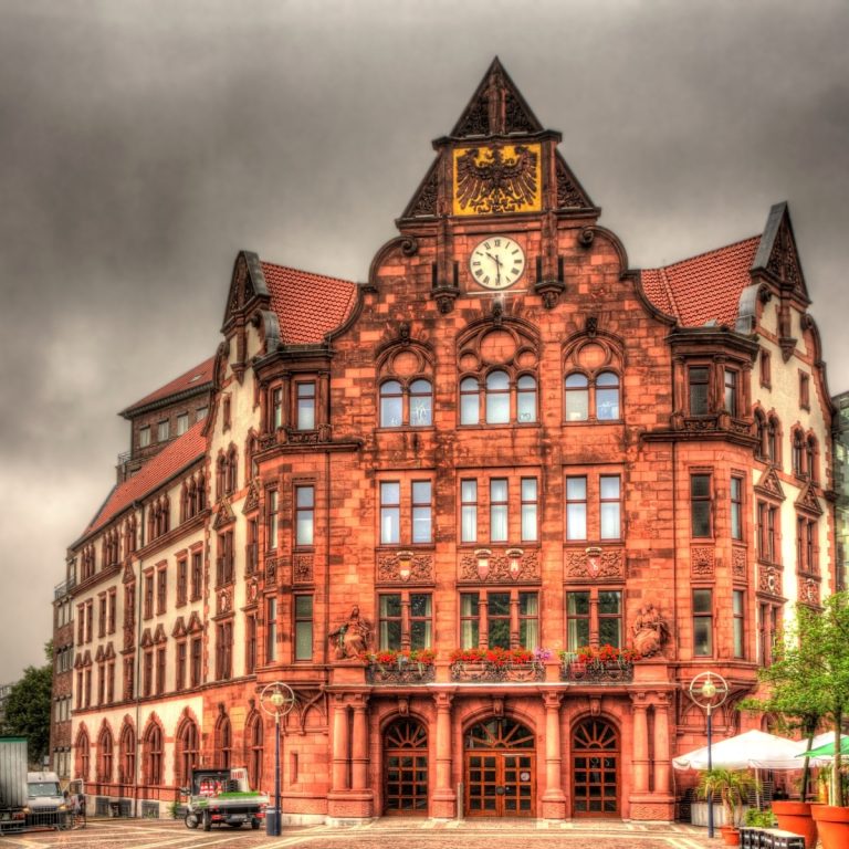 Caça ao tesouro e visita autoguiada a Dortmund 2 O Altes Stadthaus é um impressionante marco neo-renascentista na Friedensplatz que serve de testemunho da prosperidade histórica e do orgulho cívico de Dortmund.