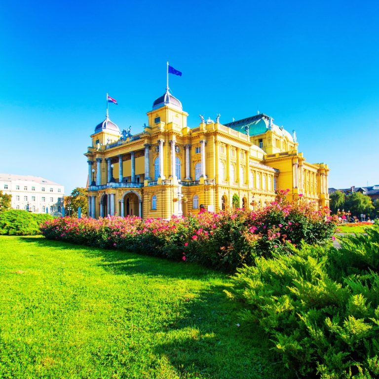 Caça ao tesouro e visita autoguiada a Zagreb 6 O Teatro Nacional da Croácia, em Zagreb, é uma obra-prima da arquitetura neobarroca que é o principal local da cidade para ópera, teatro e ballet de classe mundial.