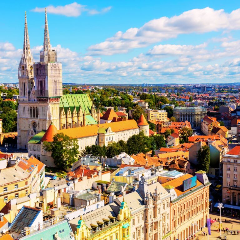 Caça ao tesouro e visita autoguiada a Zagreb 5 A Catedral de Zagreb é um marco icónico neo-gótico cujas torres gémeas dominam a linha do horizonte como o edifício mais alto da Croácia e um símbolo do espírito resistente da capital.