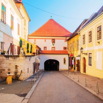 A Porta de Pedra é o último portão medieval que resta do antigo sistema defensivo da cidade, albergando um santuário milagroso que serve de local sagrado de oração tanto para os habitantes locais como para os visitantes.