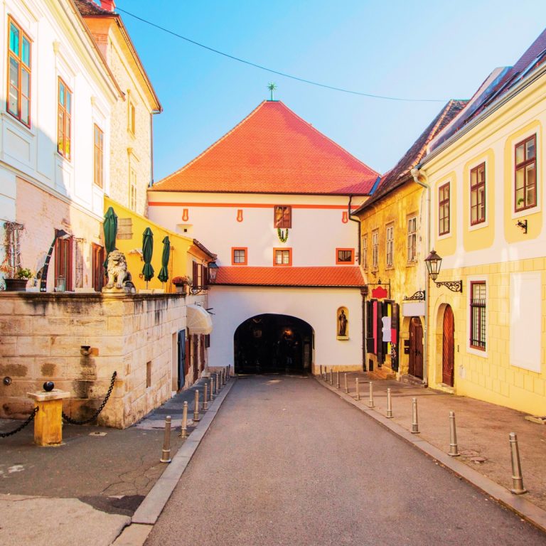 Caça ao tesouro e visita autoguiada a Zagreb 4 A Porta de Pedra é o último portão medieval que resta do antigo sistema defensivo da cidade, albergando um santuário milagroso que serve de local sagrado de oração tanto para os habitantes locais como para os visitantes.