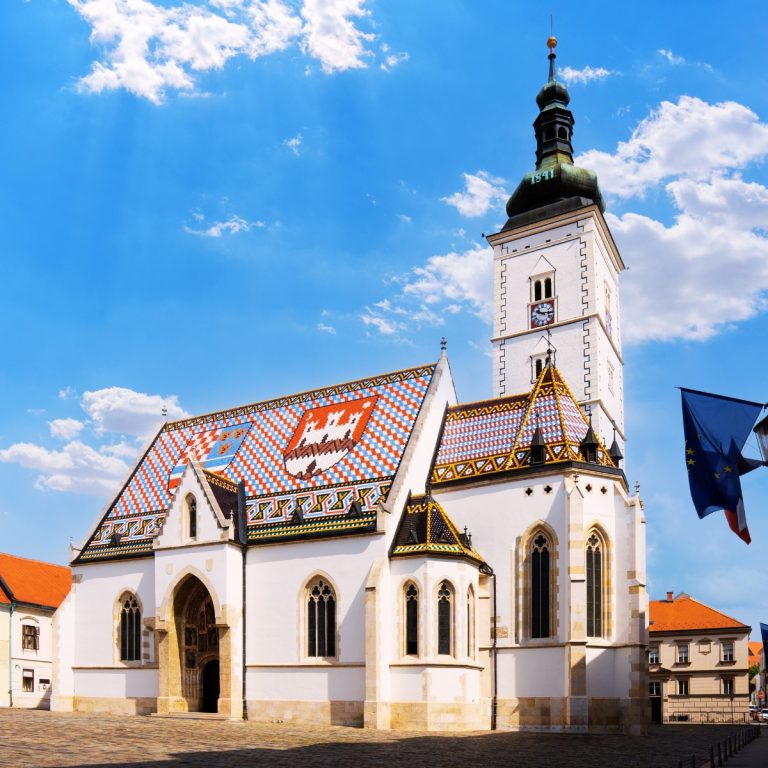 Caça ao tesouro e visita autoguiada a Zagreb 3 A Igreja de São Marcos é um marco medieval colorido, famoso pelo seu intrincado telhado de azulejos com os brasões da Croácia e de Zagreb.