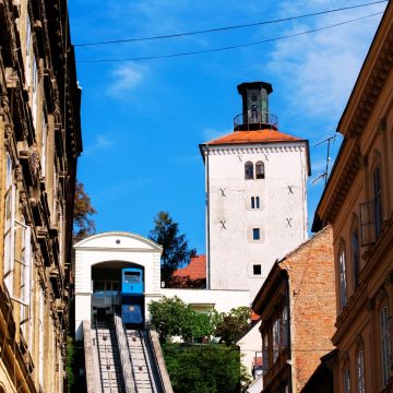 A Torre Lotrščak é uma fortificação histórica do século XIII que fica ao lado do Funicular de Zagreb, o teleférico mais curto do mundo, oferecendo vistas panorâmicas da cidade.