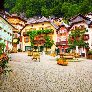 Der Marktplatz von Hallstatt ist das pulsierende Herz des UNESCO-geschützten Dorfes, umgeben von malerischen, pastellfarbenen Häusern und traditionellen Alpenbalkonen, die eine wahrhaft legendäre europäische Atmosphäre schaffen.