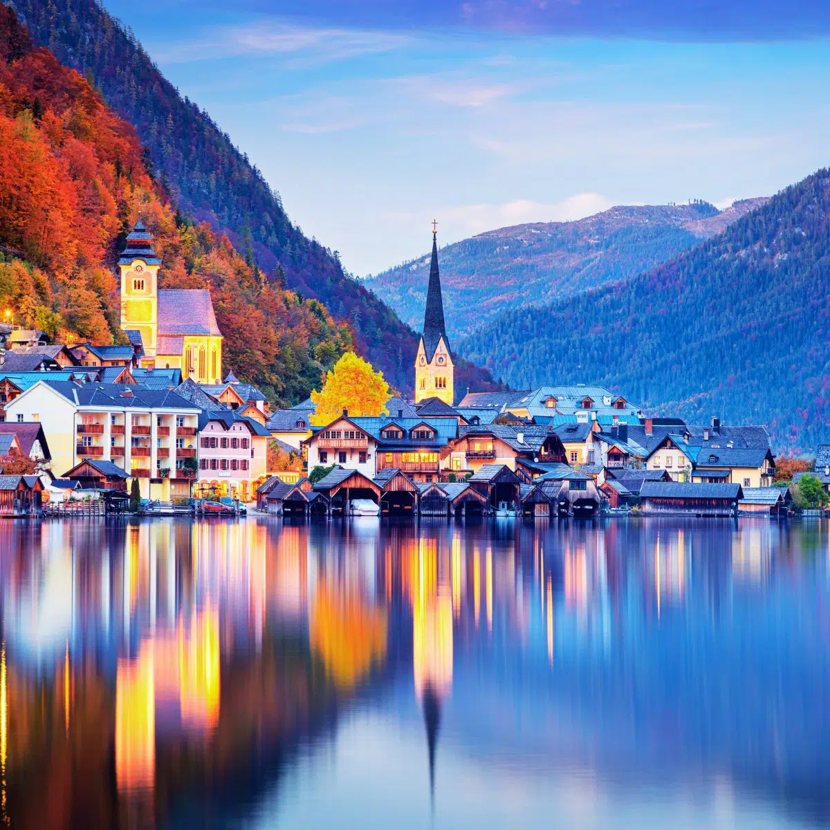 Schnitzeljagd und selbstgeführte Tour durch Hallstatt 5 Hallstatt ist ein atemberaubendes UNESCO-Welterbe-Dorf, in dem sich die traditionelle Alpenarchitektur an den steilen Berghang schmiegt und das ruhige, spiegelglatte Wasser des Hallstätter Sees überblickt.