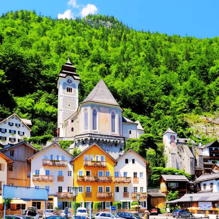 Caccia al tesoro e tour autoguidato a Hallstatt 4 La chiesa parrocchiale cattolica di Hallstatt è un maestoso tesoro gotico del XV secolo arroccato su una scogliera, famoso per il suo altare alato splendidamente conservato e per il suo cimitero storico che si affaccia sul lago.