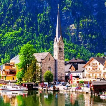 Die evangelische Kirche von Hallstatt ist ein schlankes, neugotisches Wahrzeichen, dessen ikonischer spitzer Turm die weltberühmte Silhouette des Dorfes am See prägt.