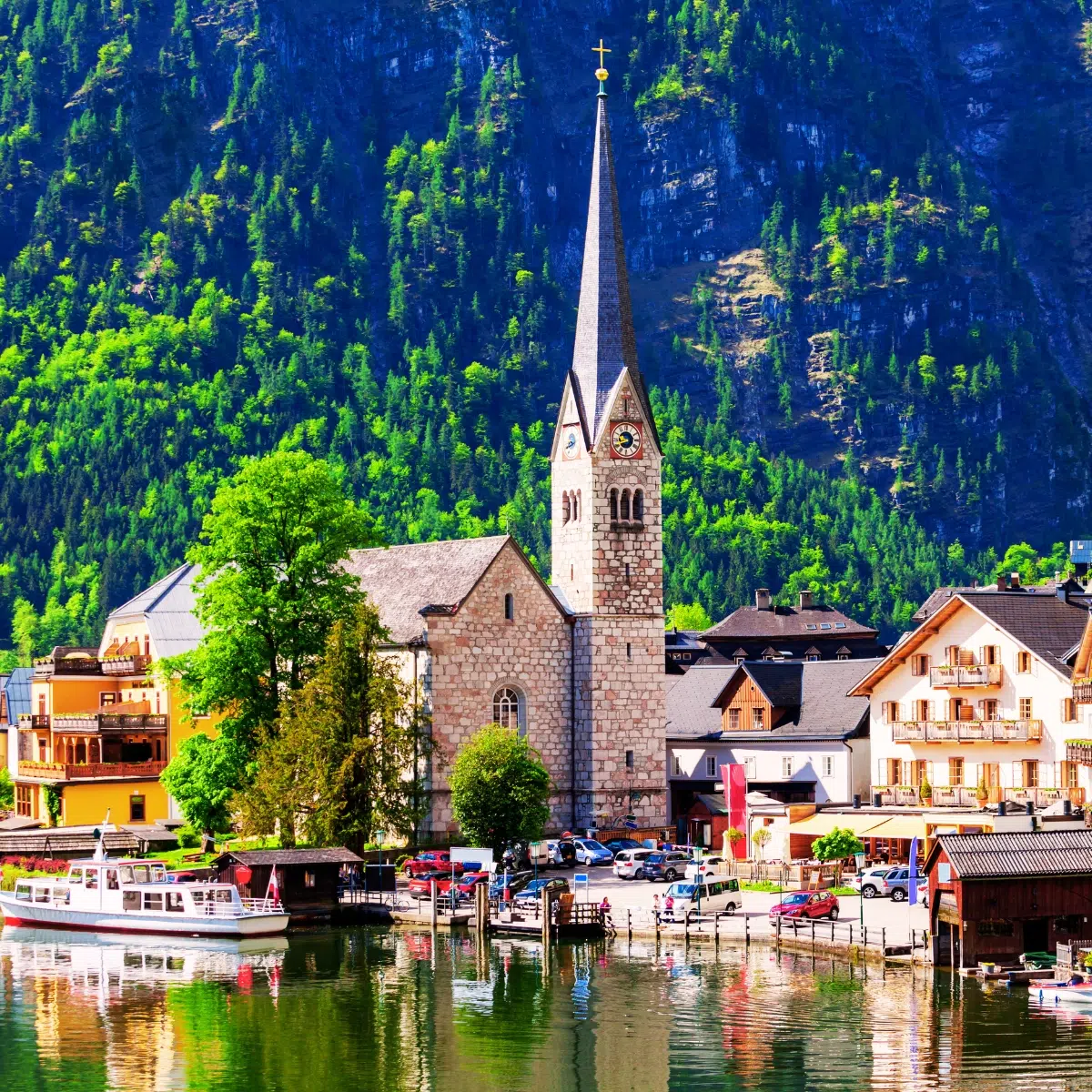 Schnitzeljagd und selbstgeführte Tour durch Hallstatt 3 Die evangelische Kirche von Hallstatt ist ein schlankes, neugotisches Wahrzeichen, dessen ikonischer spitzer Turm die weltberühmte Silhouette des Dorfes am See prägt.