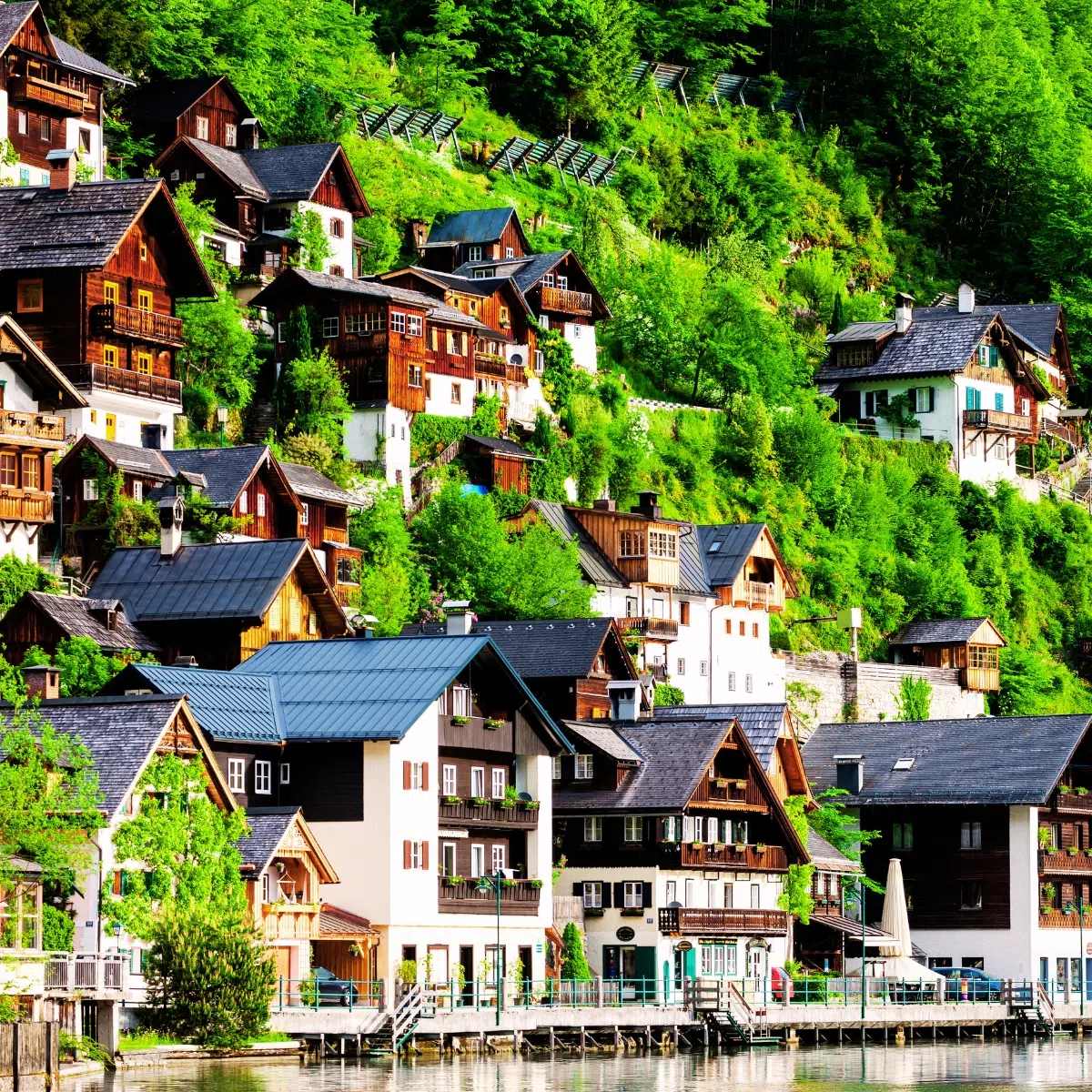 Schnitzeljagd und selbstgeführte Tour durch Hallstatt 2 Hallstatt ist ein legendäres UNESCO-Welterbe-Dorf, in dem alte alpine Architektur und der majestätische Hallstätter See eine märchenhafte Atmosphäre inmitten der Berge des Salzkammerguts schaffen.