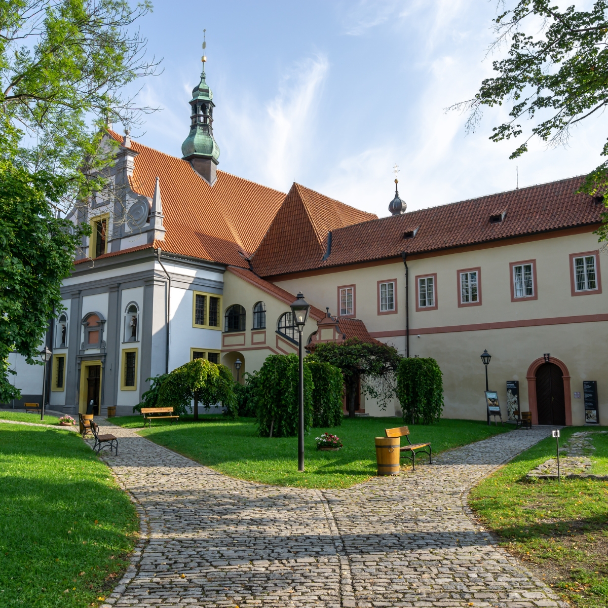 Schnitzeljagd und Stadtrundgang auf eigene Faust in Český Krumlov 6 Die Kláštery Český Krumlov ist ein riesiger, wunderschön restaurierter Komplex aus dem 14. Jahrhundert, der von der Familie Rosenberg gegründet wurde und jahrhundertelang als lebendiges Zentrum der gotischen Handwerkskunst und der Geistesgeschichte diente.