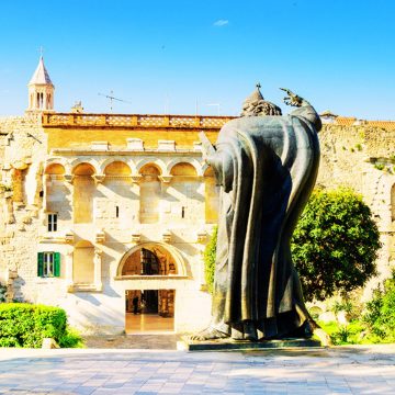 Esta imponente estatua de bronce de Ivan Meštrović representa a un obispo medieval y es famosa por el dedo del pie que da suerte y que los visitantes frotan hasta que brilla.