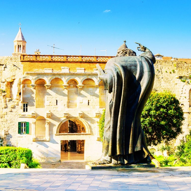 Búsqueda del tesoro por equipos y visita autoguiada 5 Esta imponente estatua de bronce de Ivan Meštrović representa a un obispo medieval y es famosa por el dedo del pie que da suerte y que los visitantes frotan hasta que brilla.